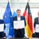 Der unterzeichnete Zukunftsdialog für Bayerns Wirtschaft und Arbeitsmarkt vbw Hauptgeschäftsführer Bertram Brossardt, Bayerischer Ministerpräsident Dr. Markus Söder und Bernhard Stiedl, Vorsitzender des Deutschen Gewerkschaftsbunds Bayern