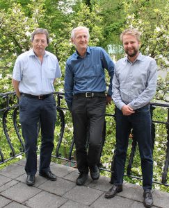 Jury des bayerischen RC-Wettbewerbs: Prof. Dr. Armin Reller, Lehrstuhlinhaber für Ressourcenstrategie und Vorstandssprecher des Wissenschaftszentrum Umwelt der Universität Augsburg, Otto Bischlager, Ministerialrat und Leiter des Referats für Abfallbeseitigung und Ressourceneffizienz im Bayerisches Staatsministerium für Umwelt und Verbraucherschutz, Jens Forberger, Leiter der Forschungsgruppe „Kreislaufwirtschaft und Ressourceneffizienz“ am Fraunhofer-Institut für Chemische Technologie ICT in Pfinztal